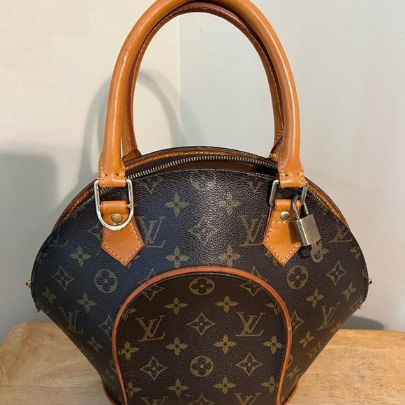 Louis Vuitton Monogram Elipse Handbag - Picture 1 of 14
